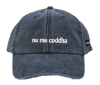Cappello nero Offmode con la frase salentina "nu me coddha" ricamata