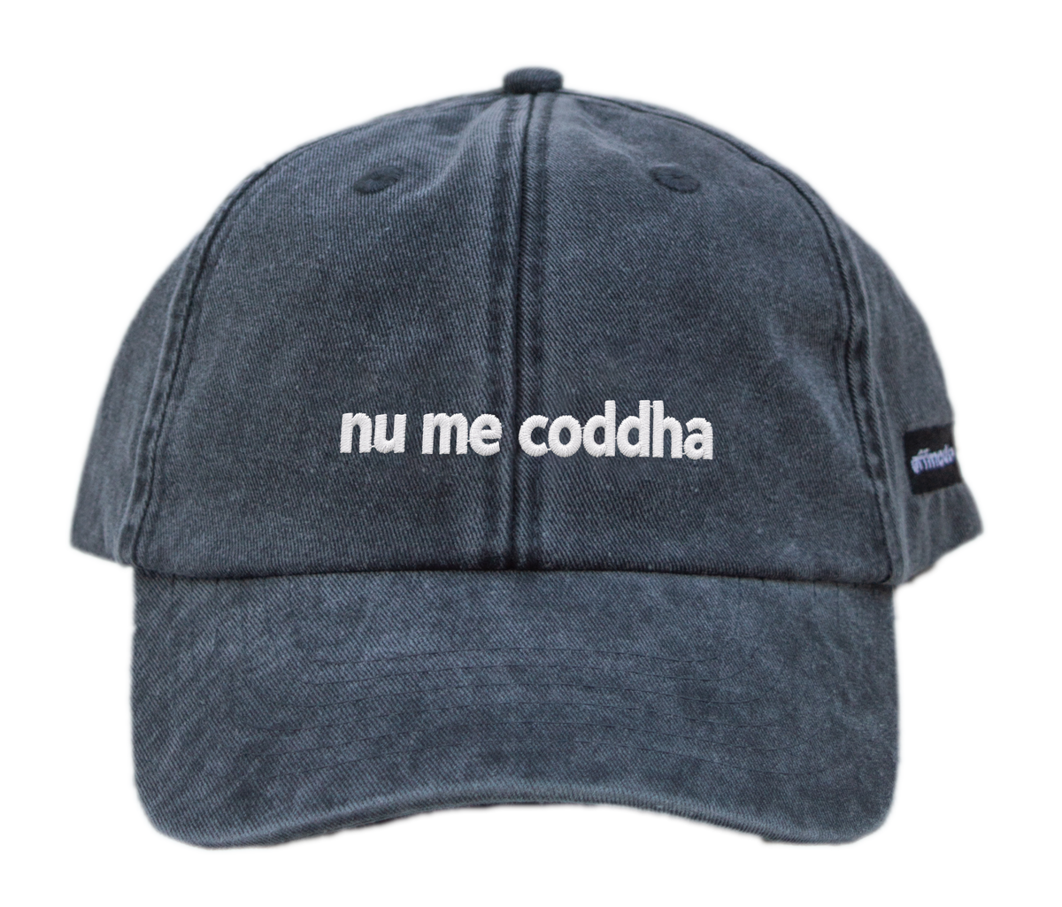 Cappello nero Offmode con la frase salentina "nu me coddha" ricamata