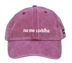 Cappello bordeaux Offmode con la frase salentina "nu me coddha" ricamata