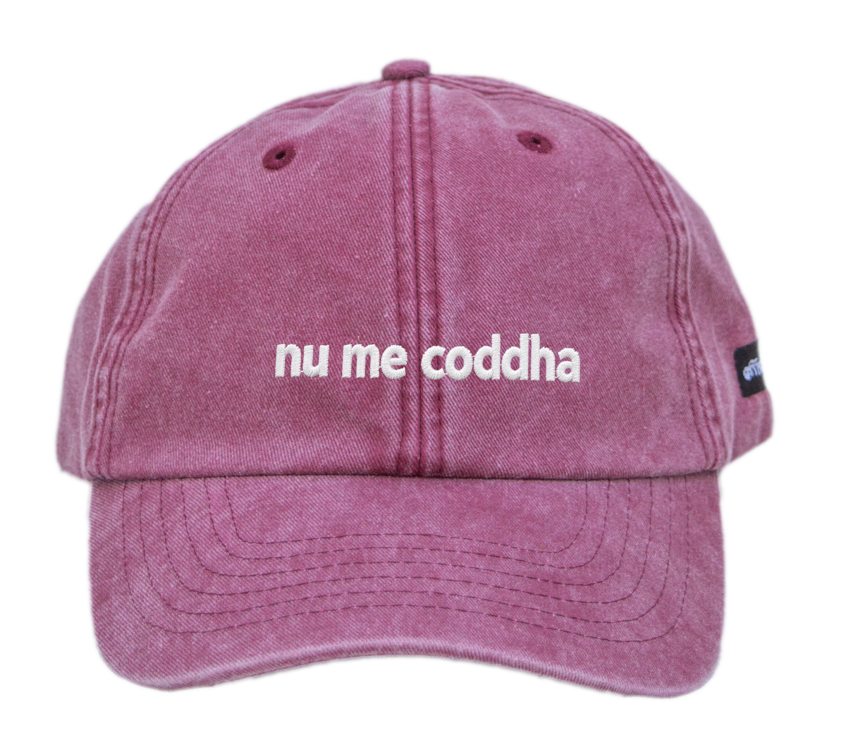 Cappello bordeaux Offmode con la frase salentina "nu me coddha" ricamata