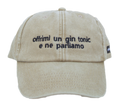 Cappello beige Offmode con la frase "offrimi un gin tonic e ne parliamo" ricamata