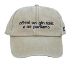 Cappello beige Offmode con la frase "offrimi un gin tonic e ne parliamo" ricamata