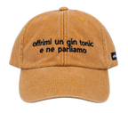 Cappello senape Offmode con la frase "offrimi un gin tonic e ne parliamo" ricamata
