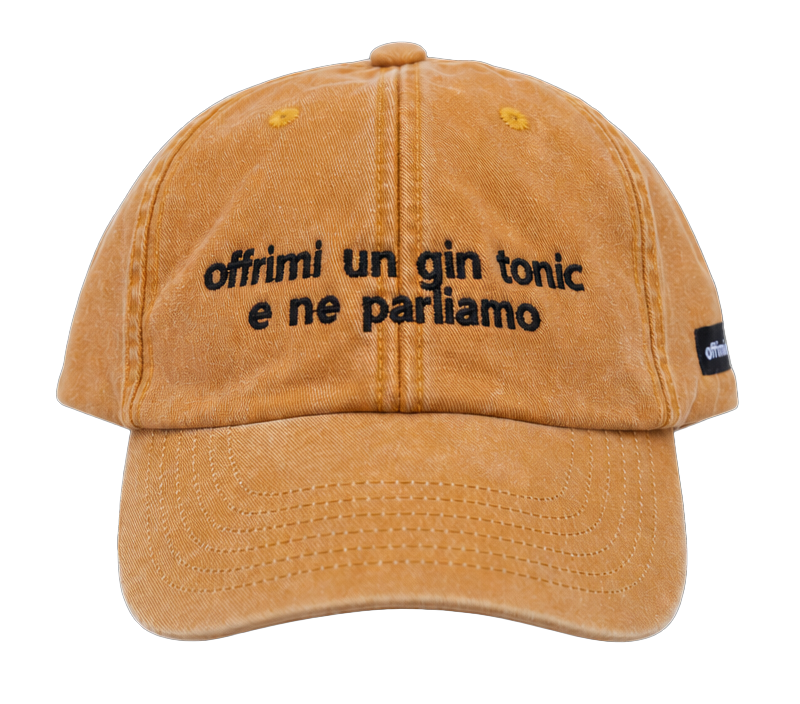 Cappello senape Offmode con la frase "offrimi un gin tonic e ne parliamo" ricamata