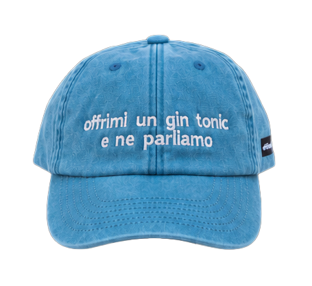 Cappello azzurro Offmode con la frase "offrimi un gin tonic e ne parliamo" ricamata