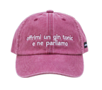 Cappello bordeaux Offmode con la frase "offrimi un gin tonic e ne parliamo" ricamata