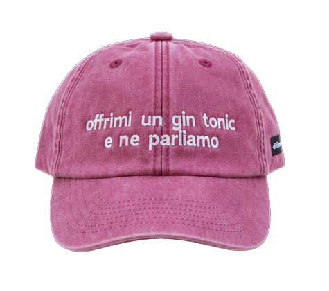 Cappello bordeaux Offmode con la frase "offrimi un gin tonic e ne parliamo" ricamata