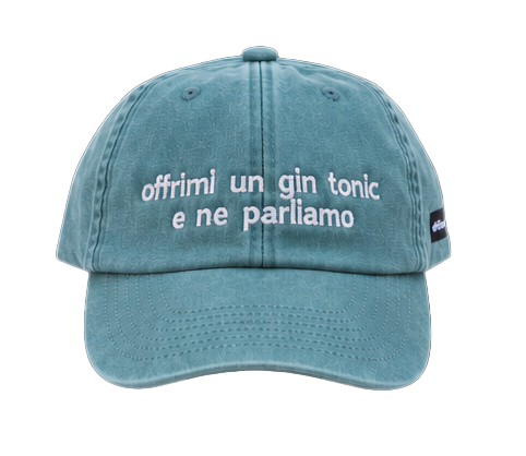 Cappello salvia Offmode con la frase "offrimi un gin tonic e ne parliamo" ricamata