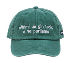 Cappello verde Offmode con la frase "offrimi un gin tonic e ne parliamo" ricamata
