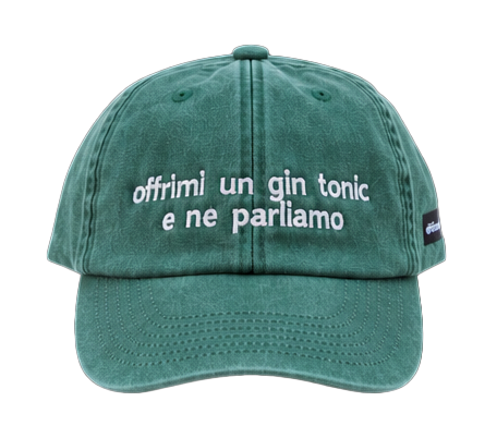 Cappello verde Offmode con la frase "offrimi un gin tonic e ne parliamo" ricamata