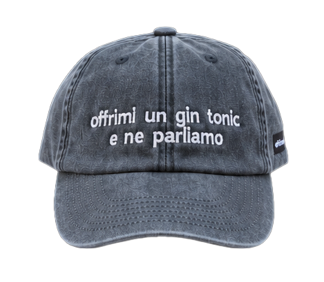 Cappello nero Offmode con la frase "offrimi un gin tonic e ne parliamo" ricamata