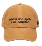 Cappello senape Offmode con la frase "offrimi uno spritz e ne parliamo" ricamata