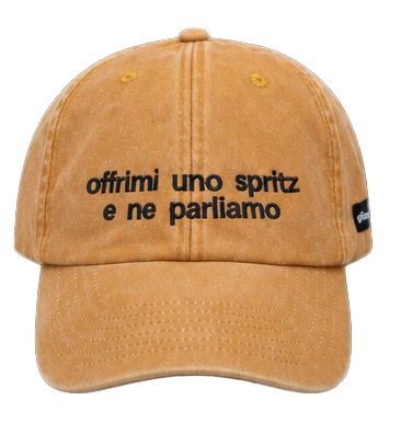 Cappello senape Offmode con la frase "offrimi uno spritz e ne parliamo" ricamata