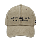 Cappello beige Offmode con la frase "offrimi uno spritz e ne parliamo" ricamata