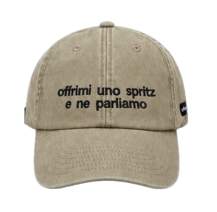 Cappello beige Offmode con la frase "offrimi uno spritz e ne parliamo" ricamata