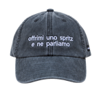 Cappello nero Offmode con la frase "offrimi uno spritz e ne parliamo" ricamata