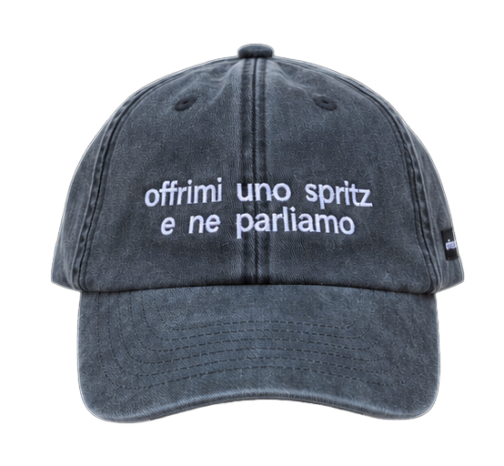 Cappello nero Offmode con la frase "offrimi uno spritz e ne parliamo" ricamata