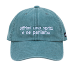 Cappello salvia Offmode con la frase "offrimi uno spritz e ne parliamo" ricamata
