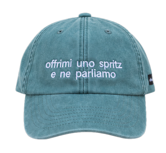 Cappello salvia Offmode con la frase "offrimi uno spritz e ne parliamo" ricamata
