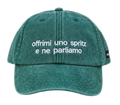Cappello verde Offmode con la frase "offrimi uno spritz e ne parliamo" ricamata