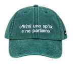 Cappello verde Offmode con la frase "offrimi uno spritz e ne parliamo" ricamata