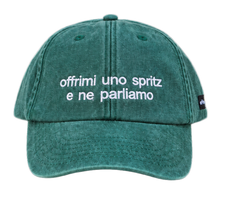 Cappello verde Offmode con la frase "offrimi uno spritz e ne parliamo" ricamata