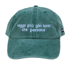Cappello verde Offmode con la frase "reggo più gin tonic che persone" ricamata