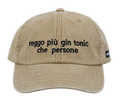 Cappello beige Offmode con la frase "reggo più gin tonic che persone" ricamata