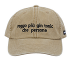 Cappello beige Offmode con la frase "reggo più gin tonic che persone" ricamata