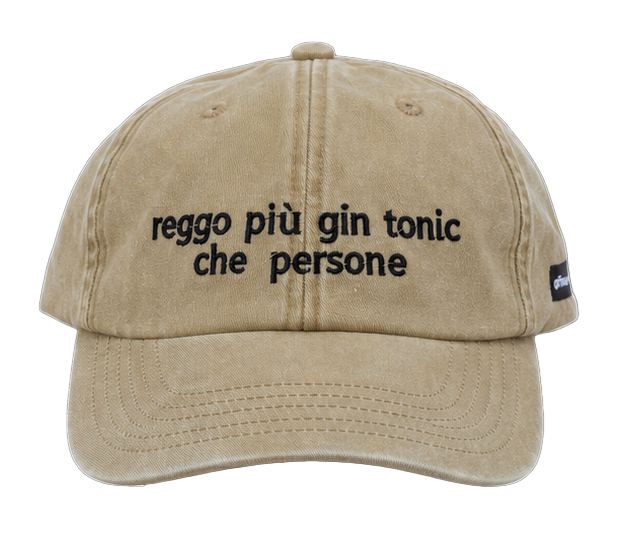 Cappello beige Offmode con la frase "reggo più gin tonic che persone" ricamata