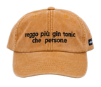 Cappello senape Offmode con la frase "reggo più gin tonic che persone" ricamata