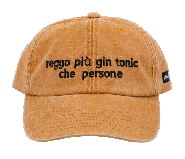 Cappello senape Offmode con la frase "reggo più gin tonic che persone" ricamata