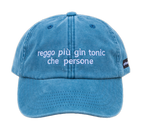 Cappello azzurro Offmode con la frase "reggo più gin tonic che persone" ricamata