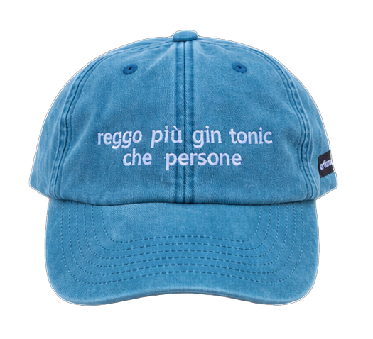 Cappello azzurro Offmode con la frase "reggo più gin tonic che persone" ricamata
