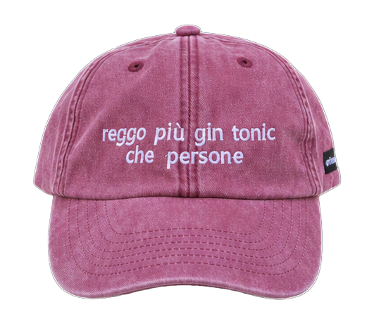 Cappello bordeaux Offmode con la frase "reggo più gin tonic che persone" ricamata