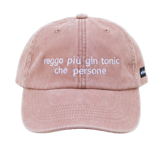 Cappello pesca Offmode con la frase "reggo più gin tonic che persone" ricamata