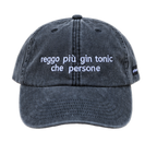 Cappello nero Offmode con la frase "reggo più gin tonic che persone" ricamata