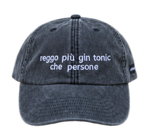 Cappello nero Offmode con la frase "reggo più gin tonic che persone" ricamata