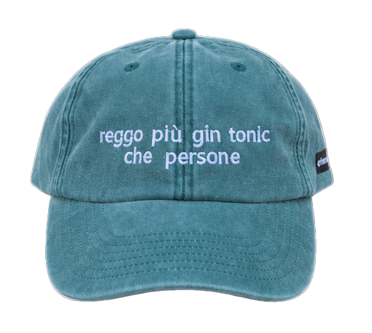 Cappello salvia Offmode con la frase "reggo più gin tonic che persone" ricamata