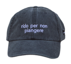 Cappello nero Offmode con la frase "rido per non piangere" ricamata