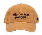 Cappello senape Offmode con la frase "rido per non piangere" ricamata
