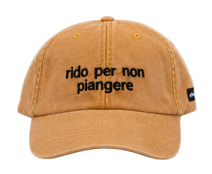 Cappello senape Offmode con la frase "rido per non piangere" ricamata