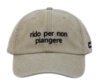 Cappello beige Offmode con la frase "rido per non piangere" ricamata