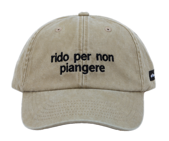 Cappello beige Offmode con la frase "rido per non piangere" ricamata