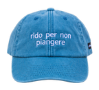 Cappello azzurro Offmode con la frase "rido per non piangere" ricamata