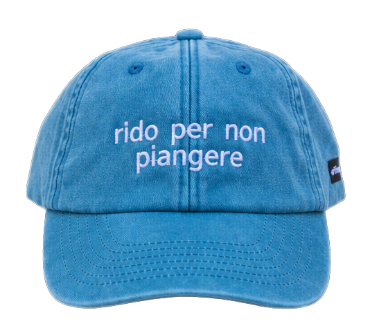 Cappello azzurro Offmode con la frase "rido per non piangere" ricamata