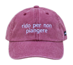 Cappello bordeaux Offmode con la frase "rido per non piangere" ricamata
