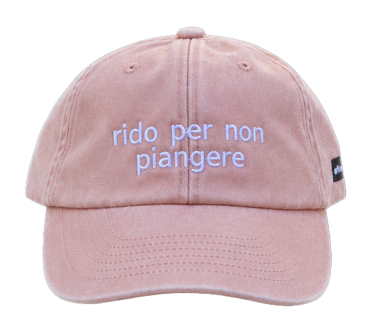 Cappello pesca Offmode con la frase "rido per non piangere" ricamata