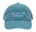 Cappello salvia Offmode con la frase "rido per non piangere" ricamata