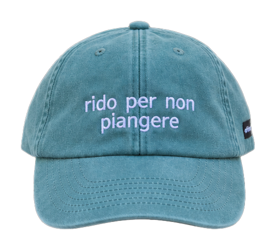 Cappello salvia Offmode con la frase "rido per non piangere" ricamata